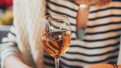 Een vrouw geniet van wijn