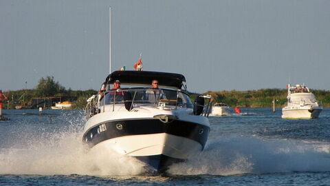Op de Speedboat aan de Toscaanse kust