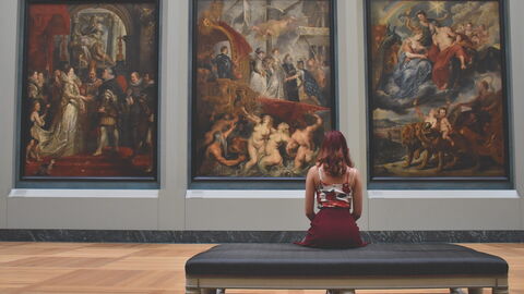 Een vrouw in een museum