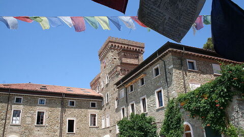 Zicht op boeddhistisch klooster in Pomaia