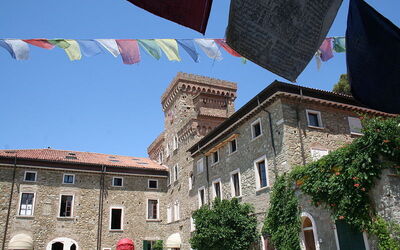 Zicht op boeddhistisch klooster in Pomaia