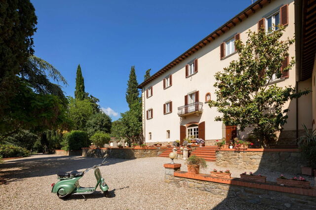 Villa Carniani, oprijlaan