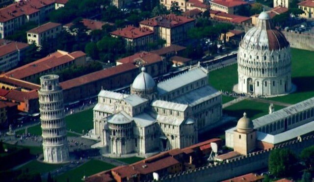 Zicht over Pisa met scheve toren
