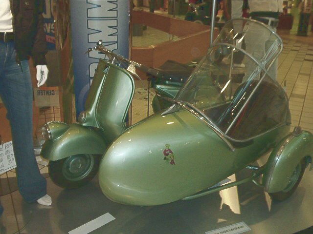 oude vespa met zijspan