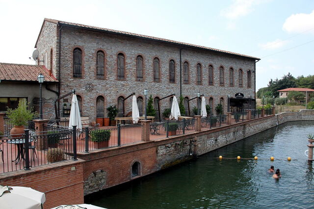 Genieten van het bad in Venturina Terme