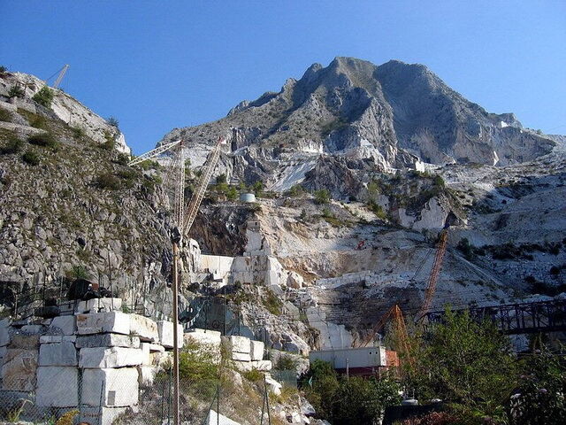 Wit marmeren steengroeve Carrara
