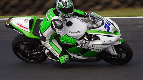 Motor op een racebaan