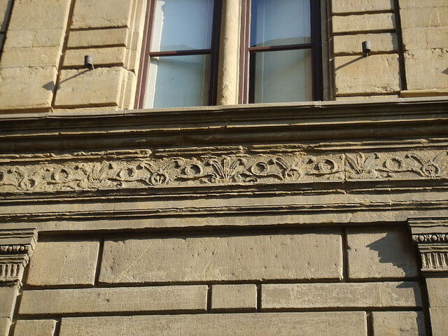 Palazzo Rucellai, Medici Emblemen