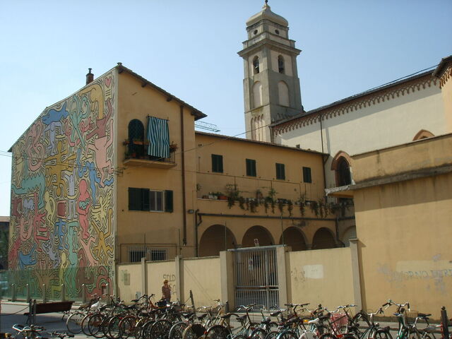Haring's "Tuttomondo" aan de zijkant van de S. Antonio in Pisa