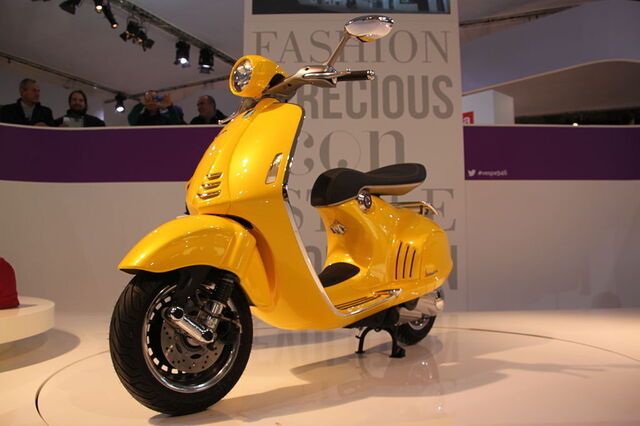 moderne gele vespa