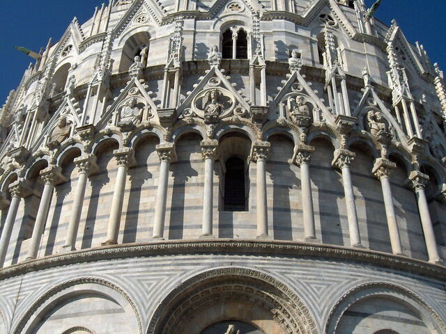 Detail van de voorkant van de doopkapel van Pisa