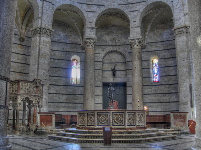 Pisa Doopkapel, binnenkant