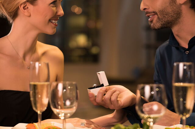 Een aanzoek doen aan de eettafel