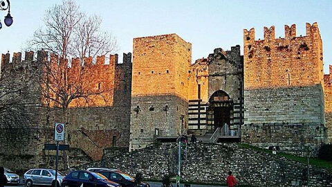 Keizerskasteel bij zonsondergang