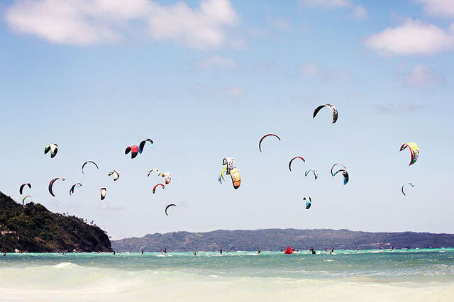 Kitesurfen in de zee
