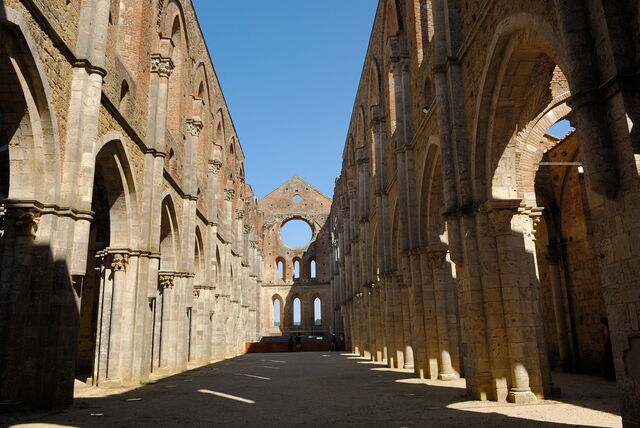 San Galgano zonder dak onder een blauwe lucht