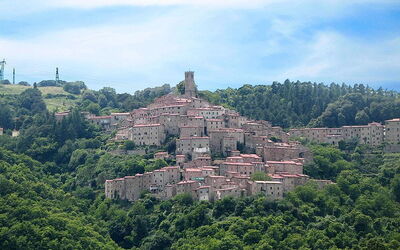 het prachtige stadje Castelnuovo in val di cecina