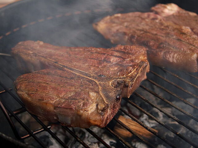 sissende steaks op het festival in sestino