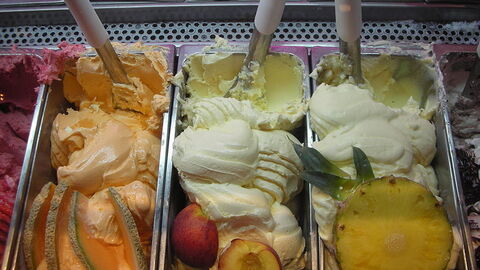 Selectie van gelato in een winkel