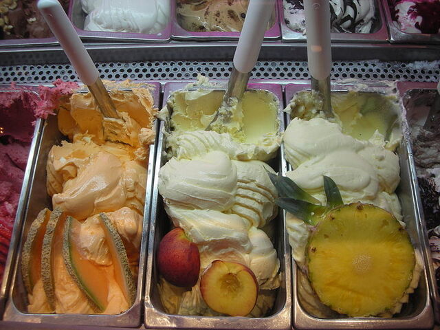 Selectie van gelato in een winkel