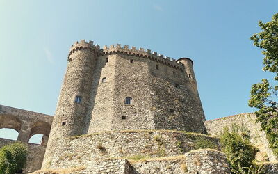 Weergave van de voet en de muren bij Malaspina Kasteel