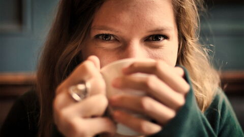 Een vrouw drinkt koffie