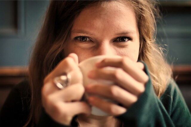 Een vrouw drinkt koffie