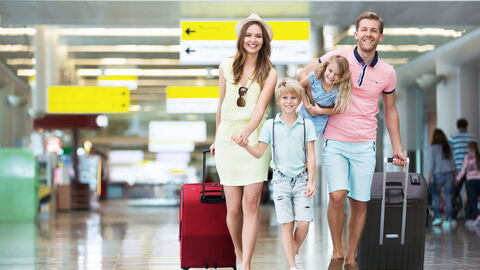 Een gezin dat op vakantie gaat