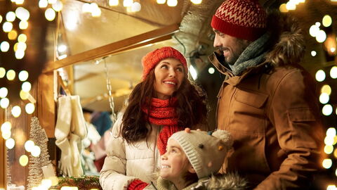 Familie op een kerstmarkt
