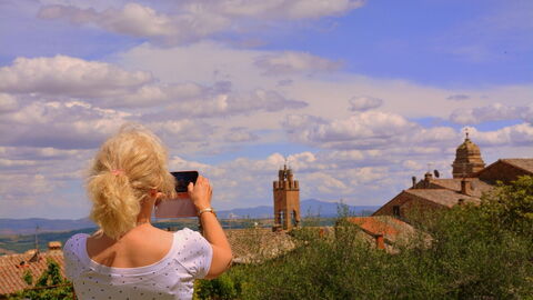 Een toerist in Montalcino
