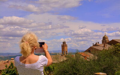 Een toerist in Montalcino