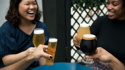 Vrienden genieten van bier