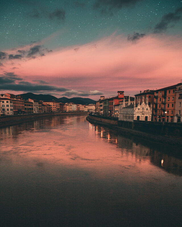 Uitzichten over de Arno in Pisa
