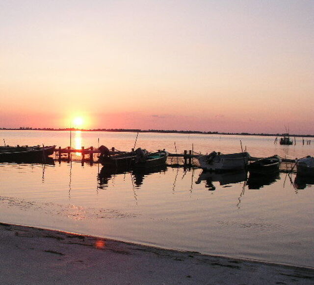 Zonsondergang over de laguna bij Orbotello