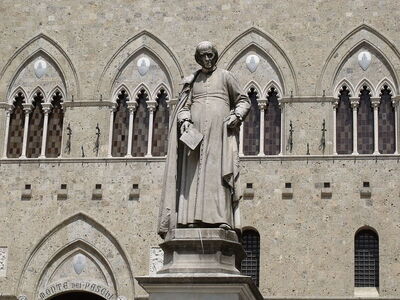 Monument van Sallustio Bandini on Piazza Salimbeni in Siena