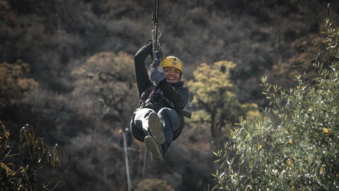 Vrouw aan een zipline