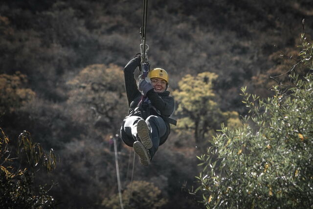 Vrouw aan een zipline
