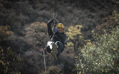 Vrouw aan een zipline