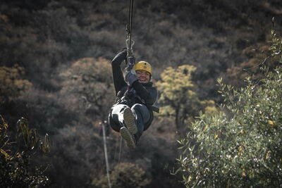 Vrouw aan een zipline