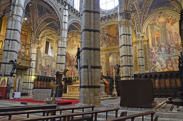 De binnenkant van de Duomo