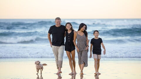 Een gezin op het strand