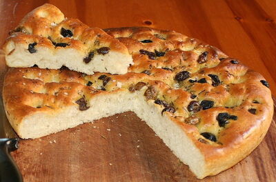 Focaccia met olijven, rozemarijn en salie