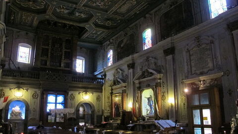 het interieur van de Santa Maria Assunta kerk