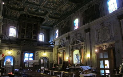 het interieur van de Santa Maria Assunta kerk