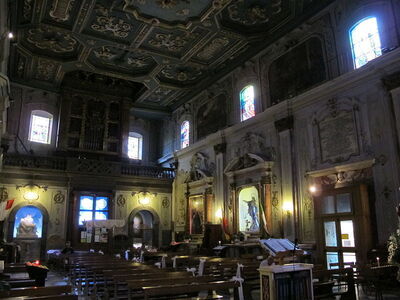 het interieur van de Santa Maria Assunta kerk