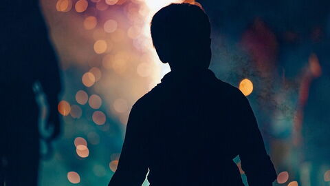 Jongen bij een vreugdevuur