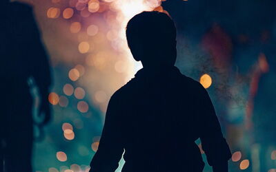 Jongen bij een vreugdevuur