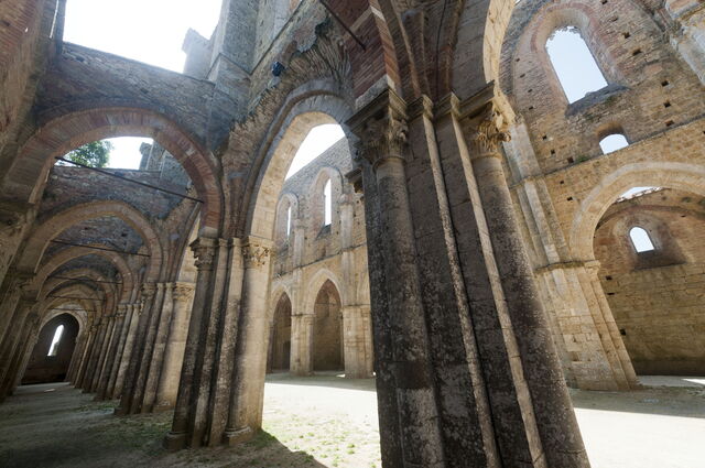 De zonnestralen dringen San Galgano binnen