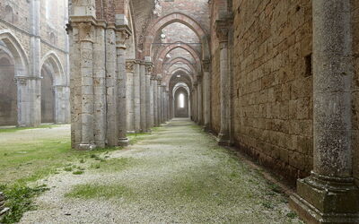 Foto's van San Galgano tijdens een mistige dag