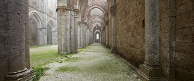 Foto's van San Galgano tijdens een mistige dag